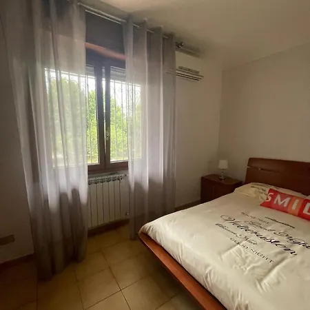 Intero Con Giardino E Parcheggio