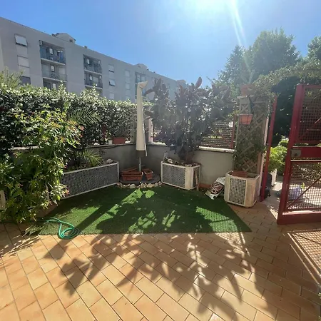 Intero Con Giardino E Parcheggio